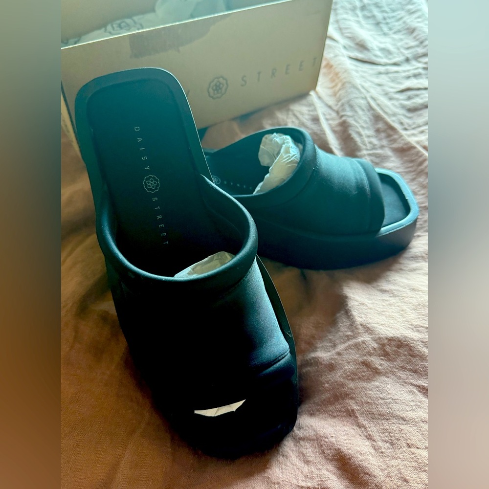 SOLD - ASOS Daisy Street 3” platform 2000s chunky slides never worn